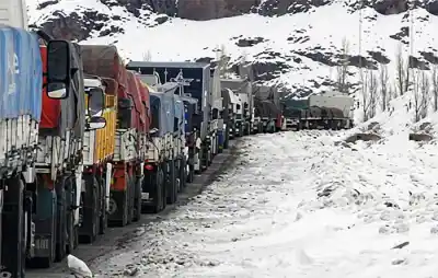 La nieve en Mendoza tiene varados a más de 70 camiones con carbón chaqueño: la desesperante espera de los choferes