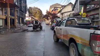 Cierran una transitada calle del centro de Bariloche por un hundimiento: buscan la causa
