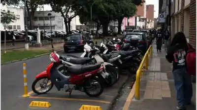 ¿Dónde están los nuevos "moteros" de Santa Fe? La lista de esquinas que ya tienen estacionamiento para motos