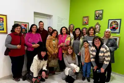 La artista que guía a sus visitantes por 50 años de arte en Villa Mercedes