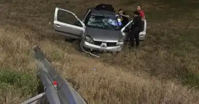 Quedó atrapado en su auto tras un vuelco y los bomberos tuvieron que romper el vidrio para rescatarlo