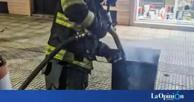 Alerta en el centro: bomberos sofocaron un foco ígneo en un contenedor de residuos