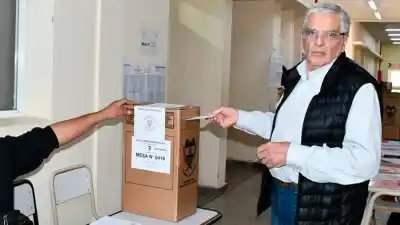 El gesto de Justo Molina Areal tras votar en la Escuela N° 50 que ilusiona al Frente Cívico
