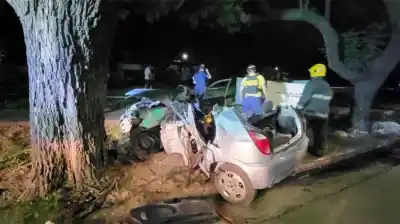 Impacto brutal en Córdoba: un auto con siete ocupantes terminó destrozado contra un árbol