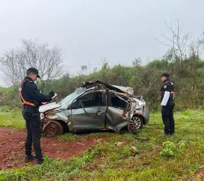 Despiste y vuelco en El Soberbio: cuatro jóvenes terminaron heridos en la ruta provincial 2