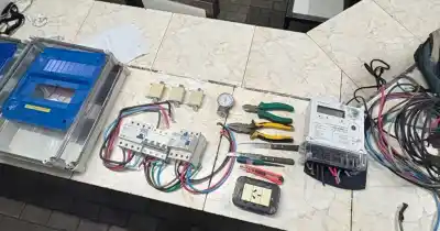 Robaba cables en plena madrugada y terminó detenido: el insólito botín que llevaba en su mochila