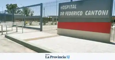 Impactante vuelco en Pocito: una conductora terminó hospitalizada tras chocar contra un pilar