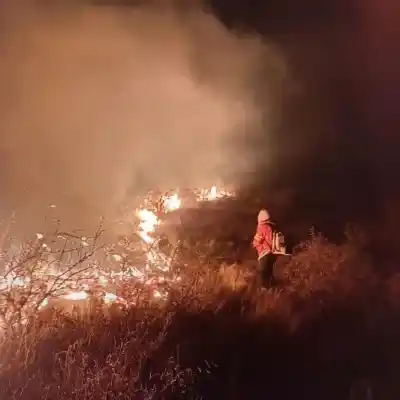 Incendio en Villa Larca: el fuego arrasó la noche y recién al amanecer lograron controlarlo