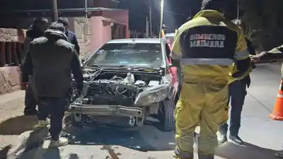 Noche de tensión en Maimará: un remis chocó contra un auto y el fuego casi lo consume todo