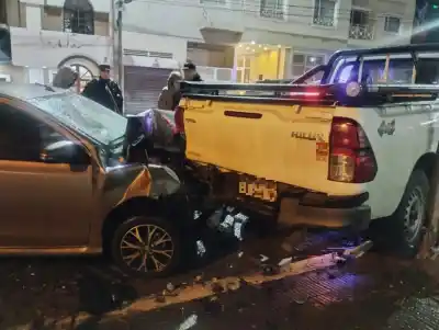 Ebrio al volante: chocó contra una camioneta estacionada en pleno centro de Comodoro