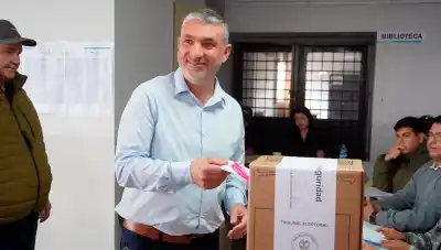 El candidato que prometió defender a los bandeños ya emitió su voto