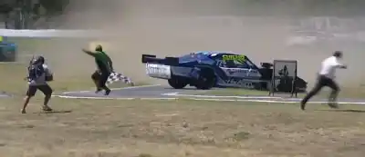 Un toque en la meta y el descontrol que pudo terminar en tragedia en el Autódromo de La Plata