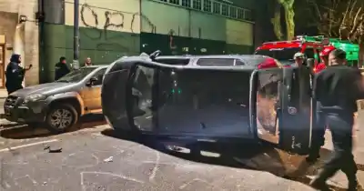 Dos siniestros en Rosario: un auto en llamas en zona sur y un vuelco en el macrocentro