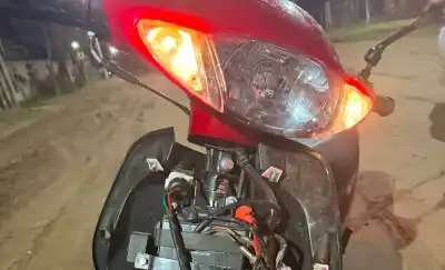 Intentó escapar de la policía en una moto robada y un desperfecto lo delató