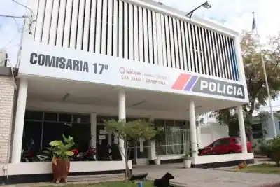 Caminaba sola y un cuchillo en el cuello le arrebató su celular en Chimbas