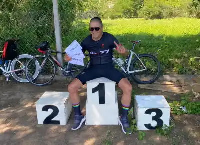 Triunfo absoluto: el ciclista Carlos Castillo arrasó en la exigente competencia Doble Milly en La Banda