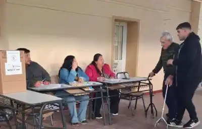 Un octogenario de Selva emocionó a todos al votar en su triciclo