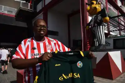 Un sacerdote sudafricano se volvió hincha de San Martín y su historia sorprende a Tucumán