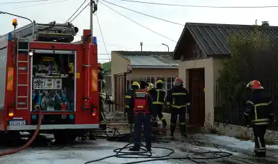 El fuego sorprendió a una familia en su quincho y el susto terminó en segundos