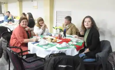 Té galés en Trelew: la Escuela Hendre revivió la tradición con danzas y cantos