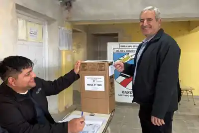 Votó y saludó a todos: el gesto de Colaneri que marcó una jornada histórica