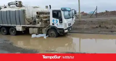 El agua no da tregua en Río Gallegos: así trabajan para liberar las calles anegadas