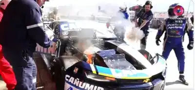 Un Mustang se prendió fuego en plena carrera y el susto fue total
