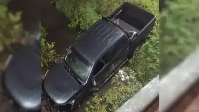 Cayó al canal de la avenida Soberanía: el conductor contó cómo perdió el control
