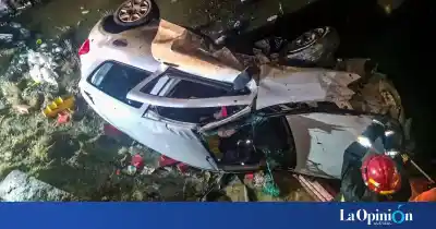 Volcó en un espejo de agua y quedó atrapado: el dramático rescate que duró casi dos horas