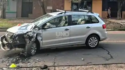 Tres heridos tras un violento choque entre un auto y una moto en avenida General Paz