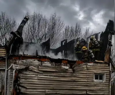 El fuego arrasó con una casa en China Muerta y obligó a una demolación de emergencia