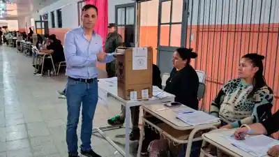 Víctor Araujo votó en Fernández y reveló un dato que sorprende sobre la participación