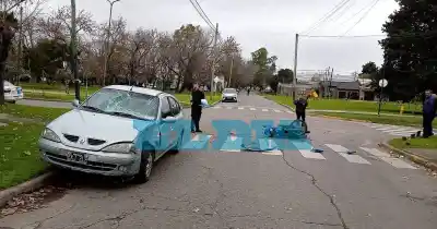 Impactante choque en La Plata: una motociclista sufrió fracturas y terminó hospitalizada