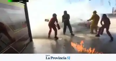 Tensión en El Villicum: el Ford Mustang de Lambiris se incendió en plena parada de boxes