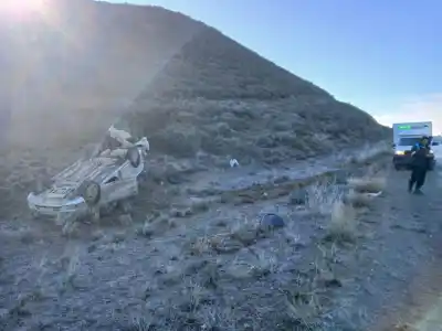 El hielo lo traicionó: volcó en la Ruta 26 y el susto fue mayúsculo