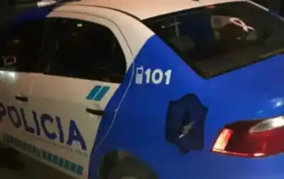Impactante choque en Comodoro: un patrullero de Santa Cruz chocó contra un auto particular