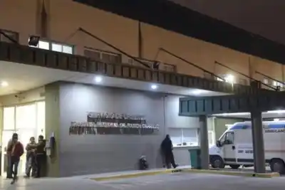 Escena macabra en Santiago: dejaron un cuerpo en la puerta del hospital y huyeron en moto