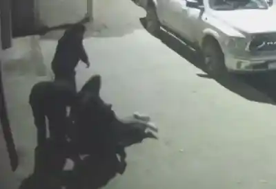 Tres hombres lo persiguieron, lo derribaron y lo patearon: la secuencia completa frente a un boliche de Centenario