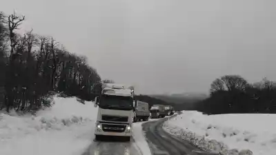 El drama de los camioneros: nieve y hielo complican los pasos a Chile y hay filas de espera