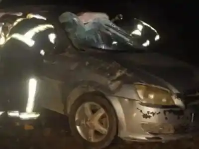 Impactante vuelco en Rosario de Lerma: el auto quedó destruido pero todos sobrevivieron