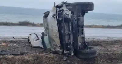 Se despistó en la Ruta 3 por la lluvia: su camioneta terminó dada vuelta