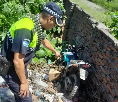 Un hombre sin remera y tatuado dejó una moto en Alderetes con una frase que dejó helada a la policía