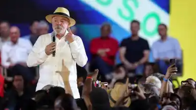 Lula lanza su candidatura y promete blindar a Brasil: "Nadie va a llevarse a nuestro presidente"