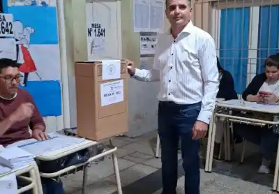El intendente Carbajal ya sufragó en Los Juríes y ahora espera el conteo de votos