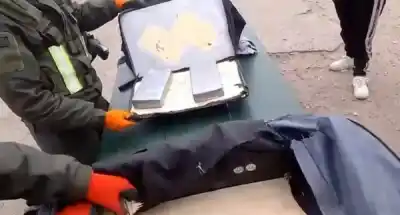 El doble fondo que escondía un cargamento: cocaína y una detenida en plena ruta