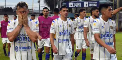 Mitre tropezó en Villa Ramallo y quedó en deuda en el arranque de la segunda fase