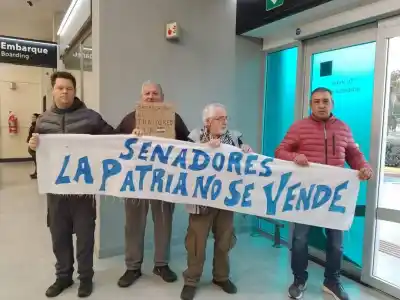 Aeropuerto de Santa Rosa: el reclamo que recibieron los senadores pampeanos antes de la votación
