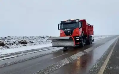 Alerta en la Ruta 26: nieve y escarcha complican el tránsito hacia Sarmiento