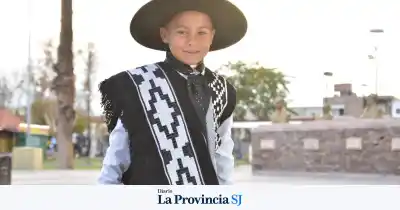 Un niño de 7 años emociona en cada peña: la historia del pequeño cantor que conquista San Juan