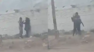 Vecinos filmaron todo: la arrinconó contra una pared, la golpeó y la tomó del cuello en plena vía pública